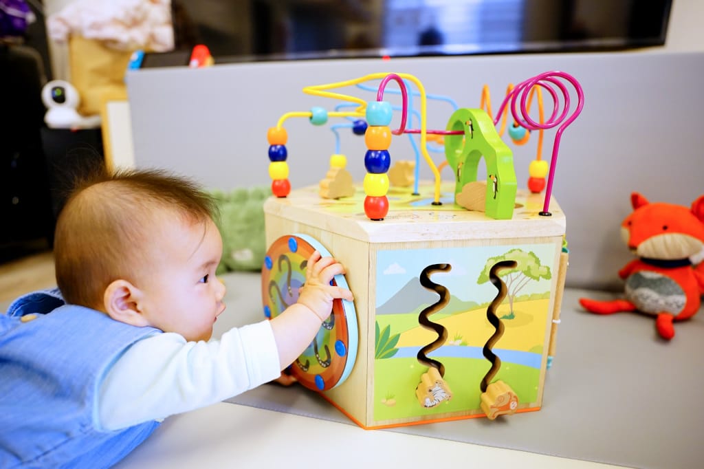育兒分享｜Teamson-幼兒遊樂園木製七面益智繞珠玩具 幼童啟蒙玩具推薦！
