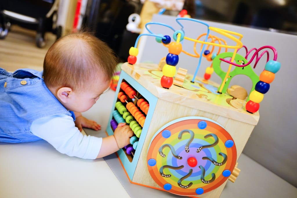 育兒分享｜Teamson-幼兒遊樂園木製七面益智繞珠玩具 幼童啟蒙玩具推薦！