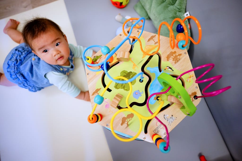 育兒分享｜Teamson-幼兒遊樂園木製七面益智繞珠玩具 幼童啟蒙玩具推薦！