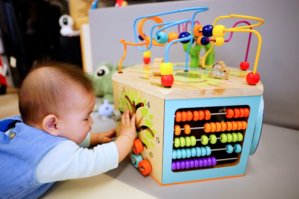 育兒分享｜Teamson-幼兒遊樂園木製七面益智繞珠玩具 幼童啟蒙玩具推薦！