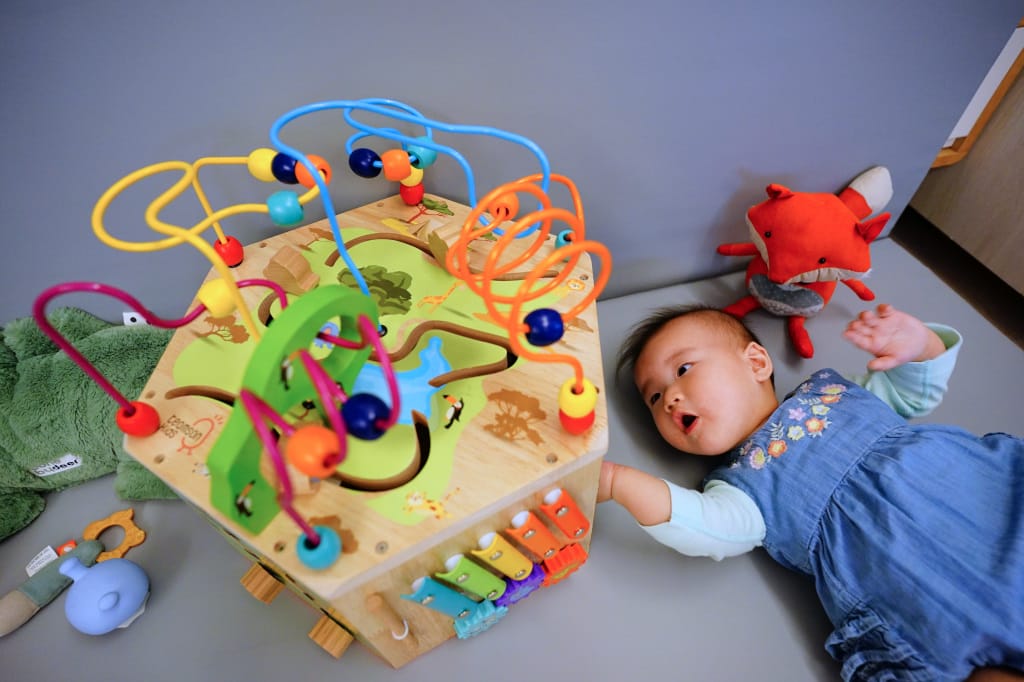 育兒分享｜Teamson-幼兒遊樂園木製七面益智繞珠玩具 幼童啟蒙玩具推薦！