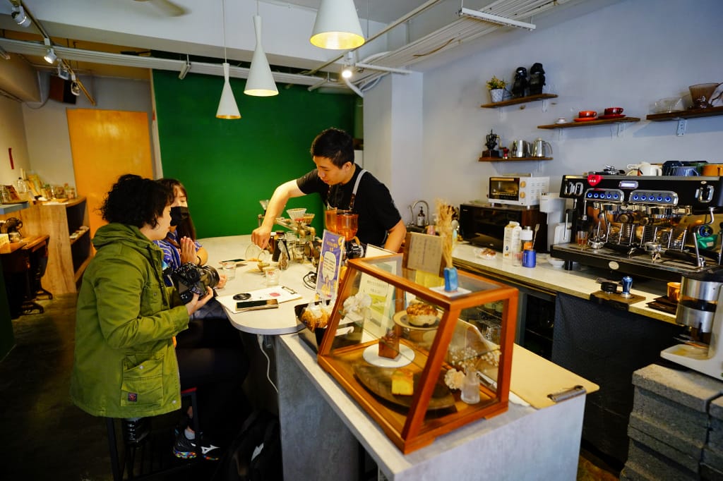 食記｜台北 Vis Cafe (圓山花博店) 捷運圓山站 深夜咖啡廳、寵物友善咖啡廳推薦！
