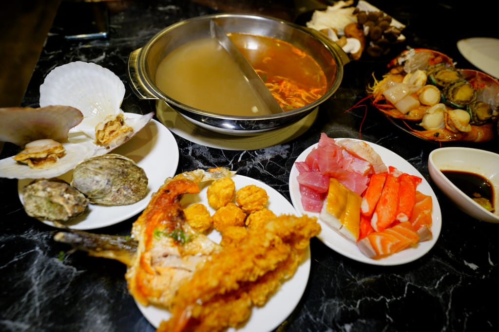食記｜台北 公司聚餐吃到飽推薦 嗨蝦蝦百匯鍋物吃到飽(光復店) 超澎湃海鮮食材火鍋吃到飽推薦！超高CP值生魚片、炙握壽司聚餐推薦~