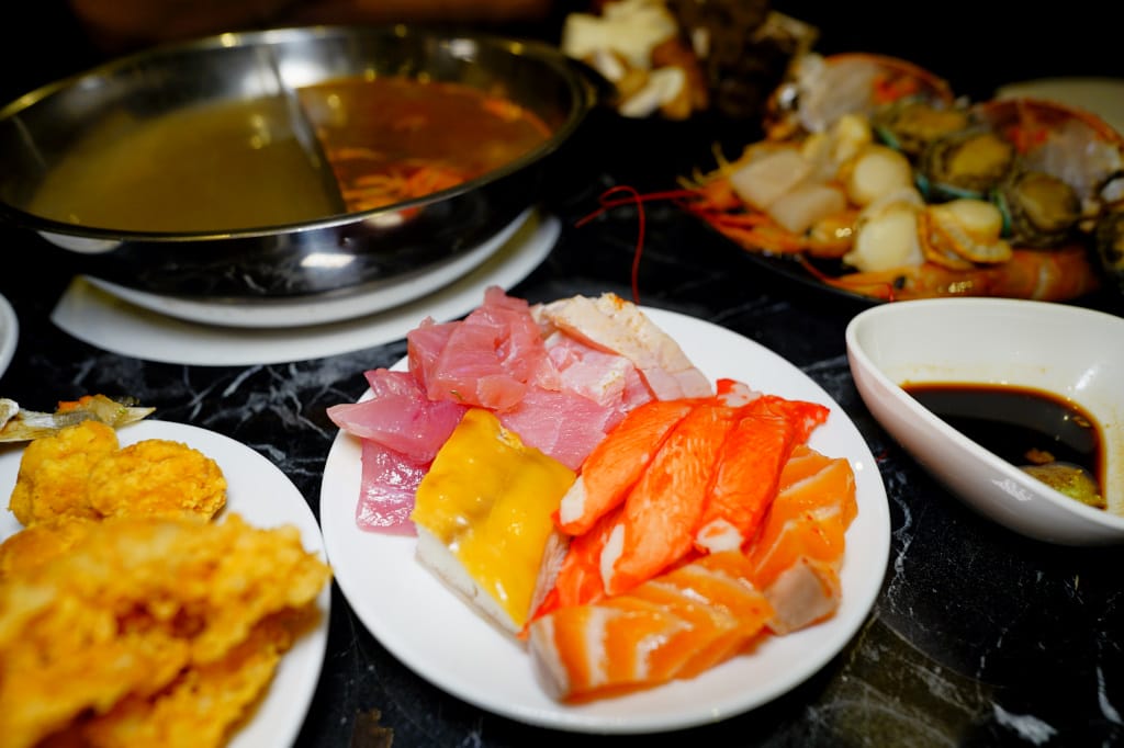 食記｜台北 公司聚餐吃到飽推薦 嗨蝦蝦百匯鍋物吃到飽(光復店) 超澎湃海鮮食材火鍋吃到飽推薦！超高CP值生魚片、炙握壽司聚餐推薦~