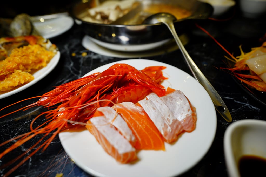 食記｜台北 公司聚餐吃到飽推薦 嗨蝦蝦百匯鍋物吃到飽(光復店) 超澎湃海鮮食材火鍋吃到飽推薦！超高CP值生魚片、炙握壽司聚餐推薦~