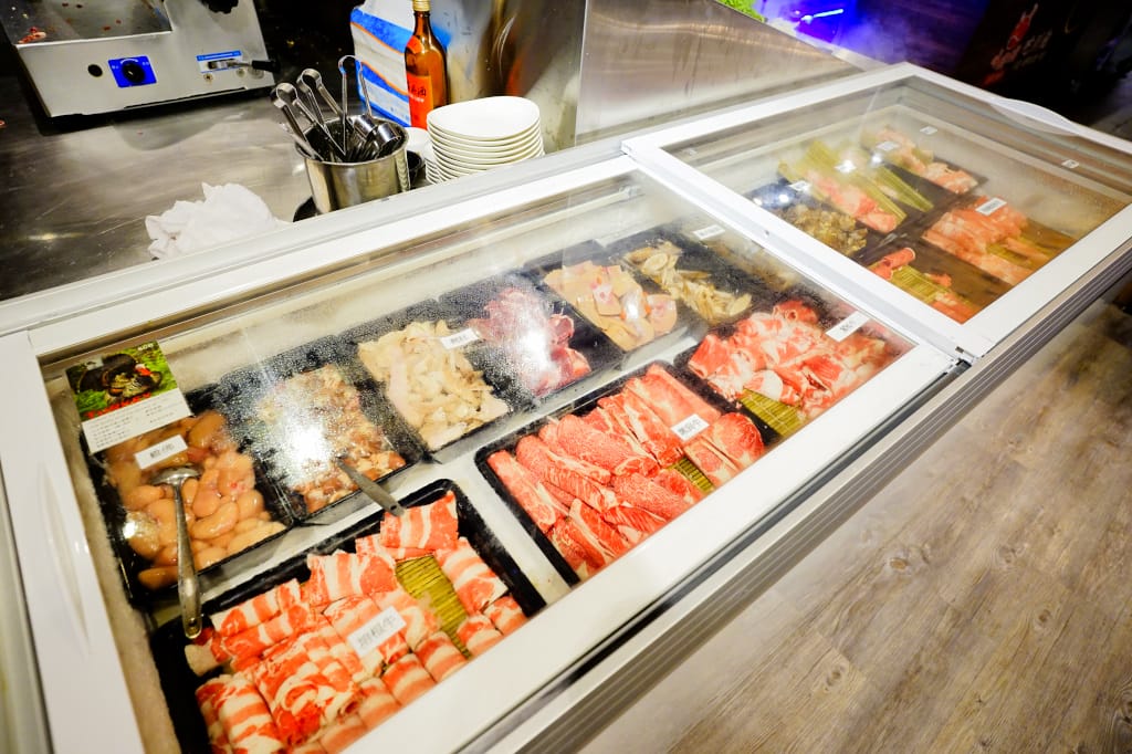 食記｜台北 公司聚餐吃到飽推薦 嗨蝦蝦百匯鍋物吃到飽(光復店) 超澎湃海鮮食材火鍋吃到飽推薦！超高CP值生魚片、炙握壽司聚餐推薦~