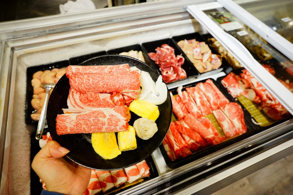 食記｜台北 公司聚餐吃到飽推薦 嗨蝦蝦百匯鍋物吃到飽(光復店) 超澎湃海鮮食材火鍋吃到飽推薦！超高CP值生魚片、炙握壽司聚餐推薦~