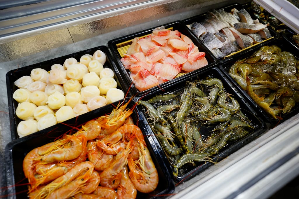 食記｜台北 公司聚餐吃到飽推薦 嗨蝦蝦百匯鍋物吃到飽(光復店) 超澎湃海鮮食材火鍋吃到飽推薦！超高CP值生魚片、炙握壽司聚餐推薦~