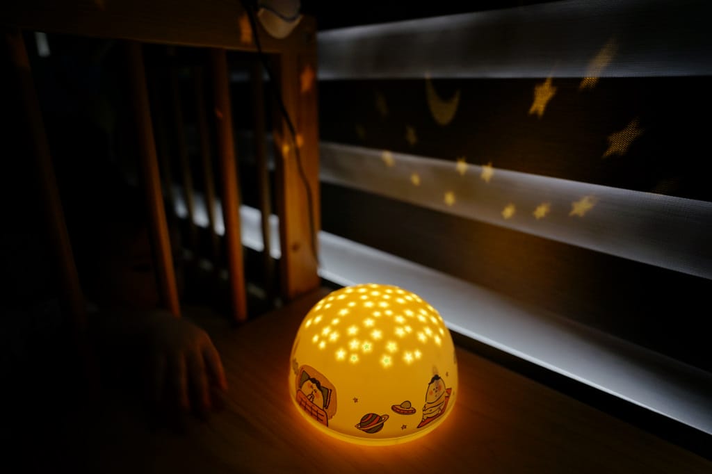 育兒好物｜好好睡星空燈（阿泥空空限定版）陪伴寶寶一覺好眠，哄睡神器推薦！