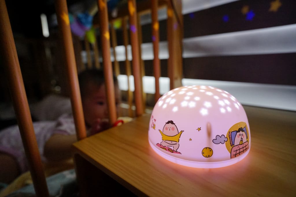 育兒好物｜好好睡星空燈（阿泥空空限定版）陪伴寶寶一覺好眠，哄睡神器推薦！