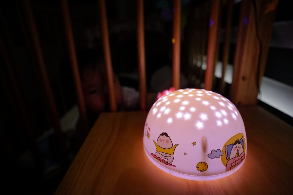 育兒好物｜好好睡星空燈（阿泥空空限定版）陪伴寶寶一覺好眠，哄睡神器推薦！