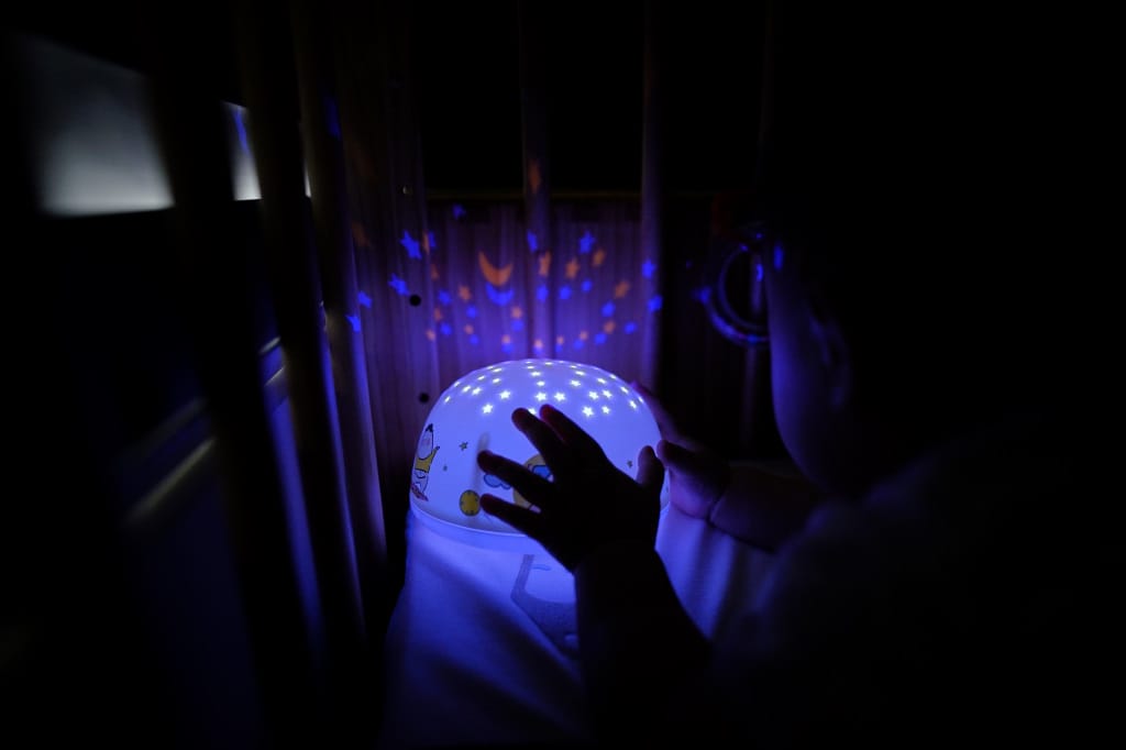 育兒好物｜好好睡星空燈（阿泥空空限定版）陪伴寶寶一覺好眠，哄睡神器推薦！