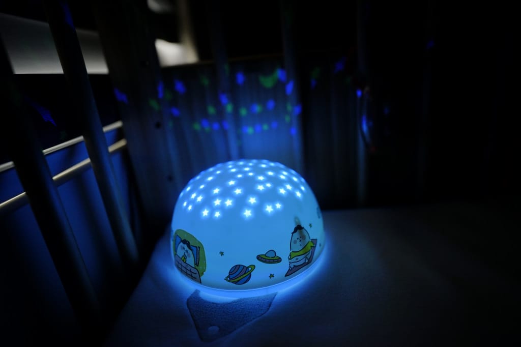 育兒好物｜好好睡星空燈（阿泥空空限定版）陪伴寶寶一覺好眠，哄睡神器推薦！