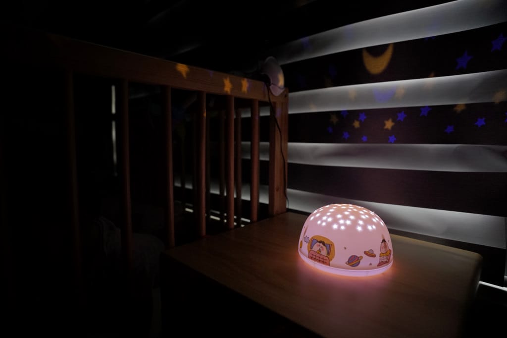 育兒好物｜好好睡星空燈（阿泥空空限定版）陪伴寶寶一覺好眠，哄睡神器推薦！