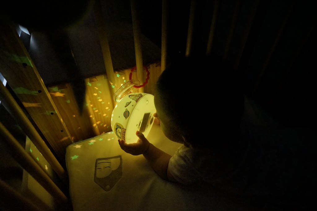 育兒好物｜好好睡星空燈（阿泥空空限定版）陪伴寶寶一覺好眠，哄睡神器推薦！