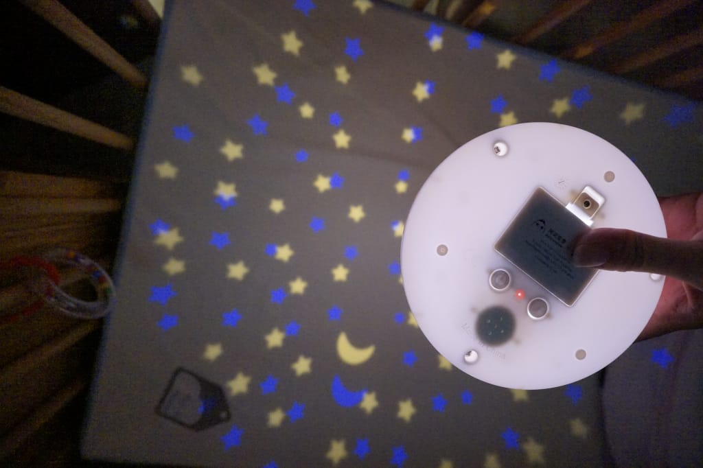 育兒好物｜好好睡星空燈（阿泥空空限定版）陪伴寶寶一覺好眠，哄睡神器推薦！