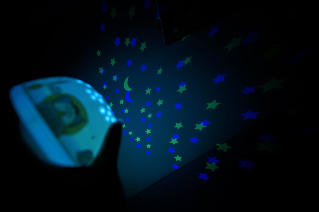 育兒好物｜好好睡星空燈（阿泥空空限定版）陪伴寶寶一覺好眠，哄睡神器推薦！