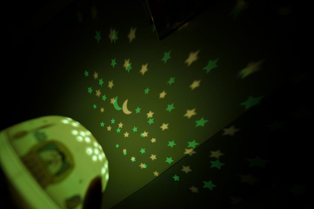 育兒好物｜好好睡星空燈（阿泥空空限定版）陪伴寶寶一覺好眠，哄睡神器推薦！