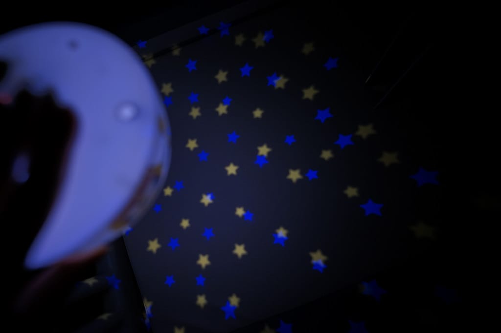 育兒好物｜好好睡星空燈（阿泥空空限定版）陪伴寶寶一覺好眠，哄睡神器推薦！