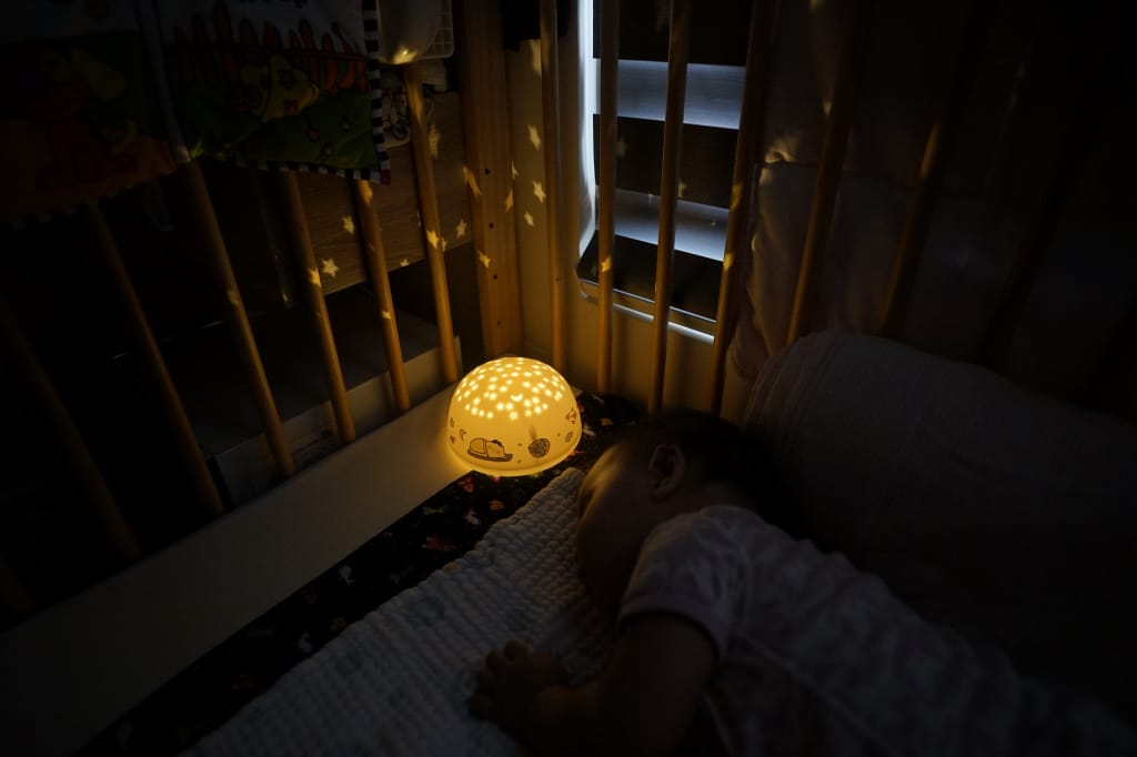 育兒好物｜好好睡星空燈（阿泥空空限定版）陪伴寶寶一覺好眠，哄睡神器推薦！