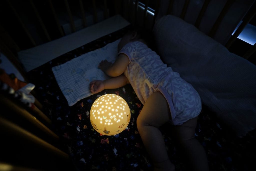 育兒好物｜好好睡星空燈（阿泥空空限定版）陪伴寶寶一覺好眠，哄睡神器推薦！