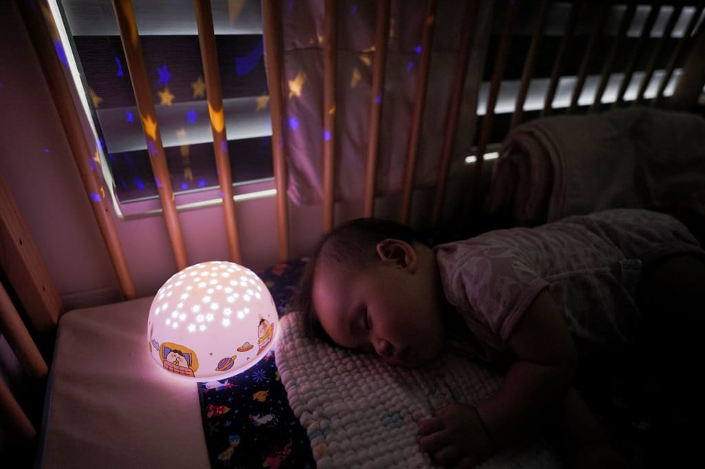 育兒好物｜好好睡星空燈（阿泥空空限定版）陪伴寶寶一覺好眠，哄睡神器推薦！