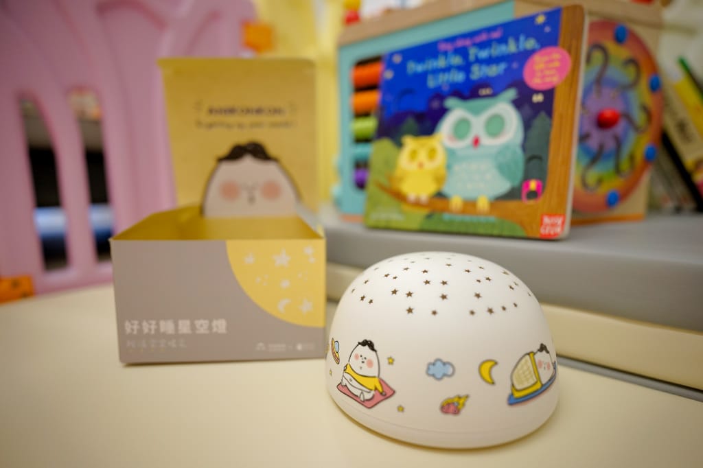 育兒好物｜好好睡星空燈（阿泥空空限定版）陪伴寶寶一覺好眠，哄睡神器推薦！
