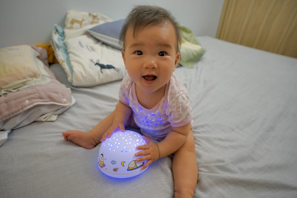 育兒好物｜好好睡星空燈（阿泥空空限定版）陪伴寶寶一覺好眠，哄睡神器推薦！