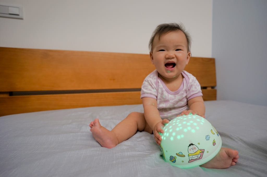 育兒好物｜好好睡星空燈（阿泥空空限定版）陪伴寶寶一覺好眠，哄睡神器推薦！