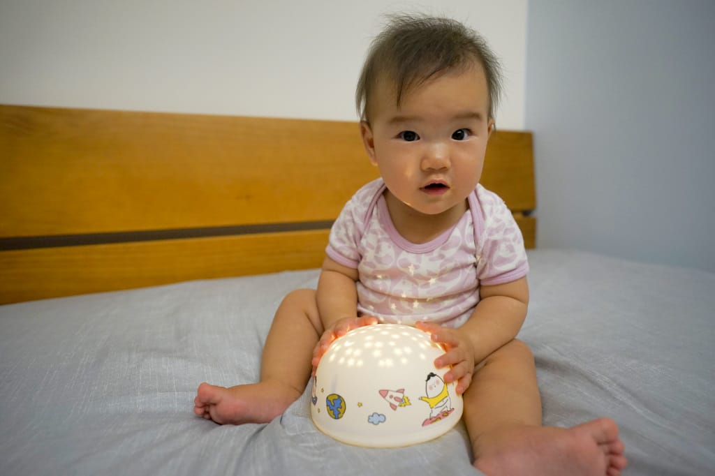 育兒好物｜好好睡星空燈（阿泥空空限定版）陪伴寶寶一覺好眠，哄睡神器推薦！