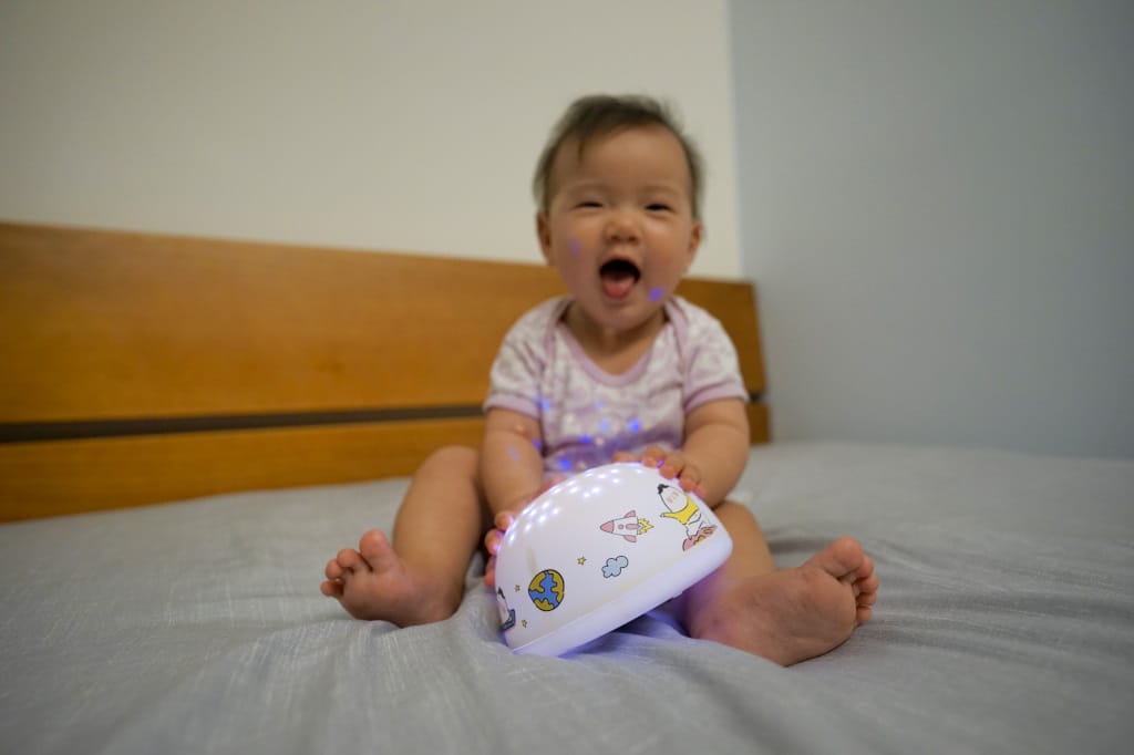 育兒好物｜好好睡星空燈（阿泥空空限定版）陪伴寶寶一覺好眠，哄睡神器推薦！