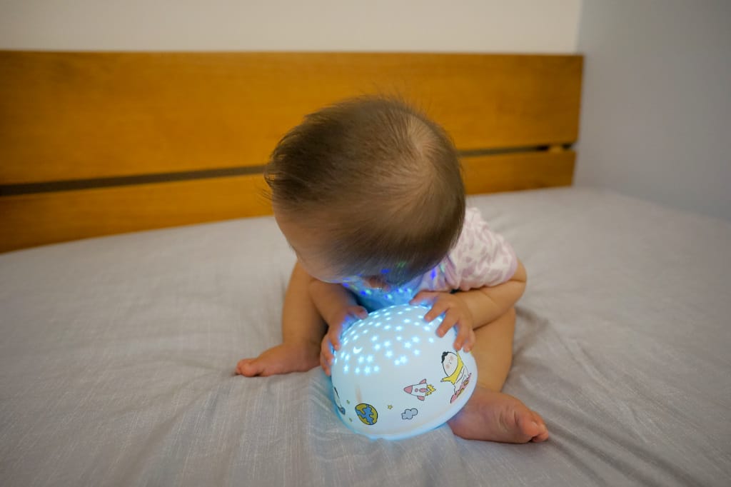 育兒好物｜好好睡星空燈（阿泥空空限定版）陪伴寶寶一覺好眠，哄睡神器推薦！