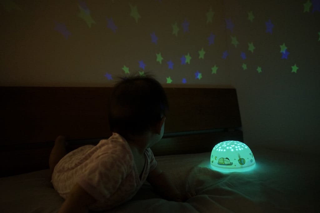 育兒好物｜好好睡星空燈（阿泥空空限定版）陪伴寶寶一覺好眠，哄睡神器推薦！