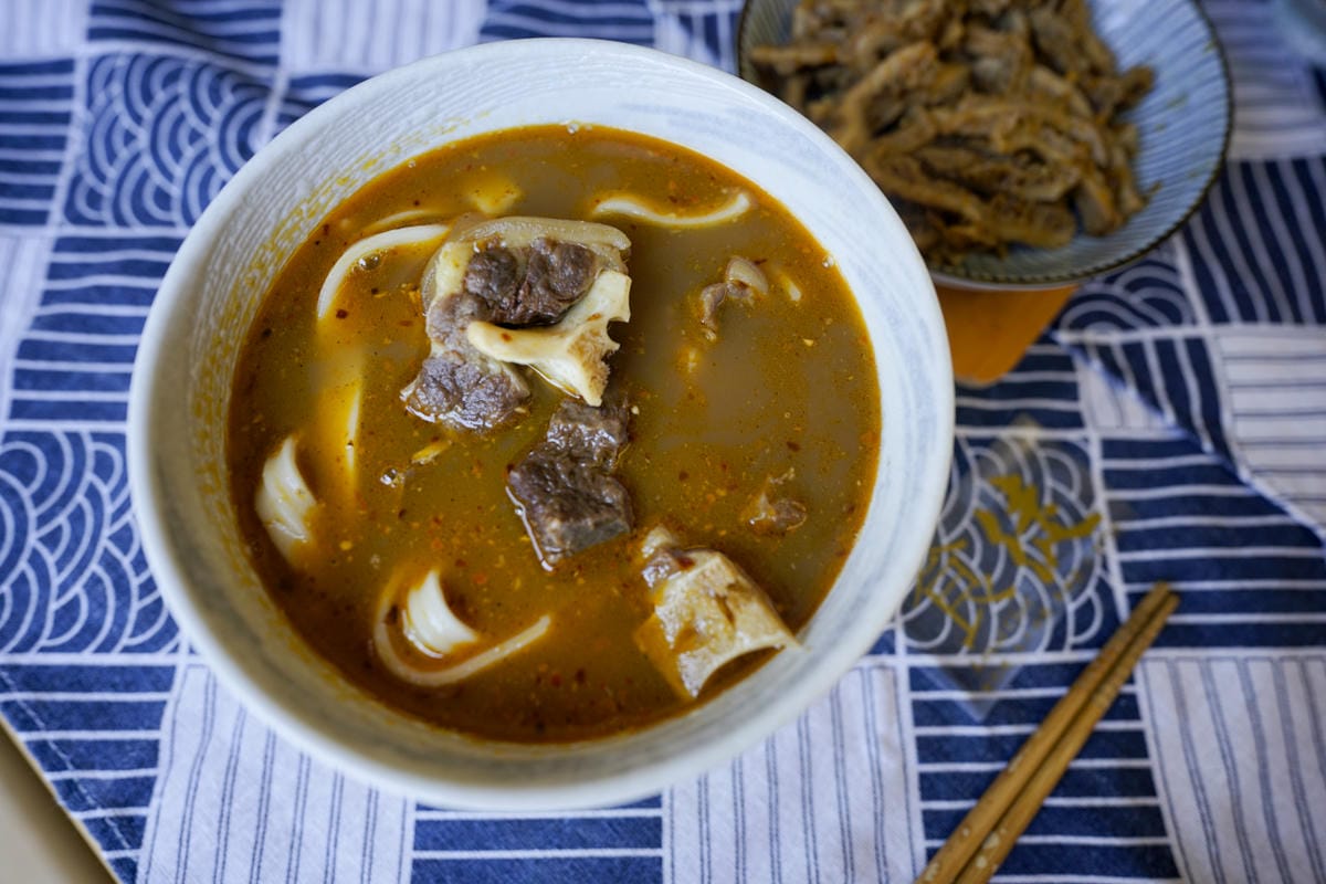 料理｜食徒 在家也能享受美味罌粟麻辣鍋 冷凍宅配料理包推薦！輕麻辣鍋底、牛尾牛肉麵、特製牛尾肉燥