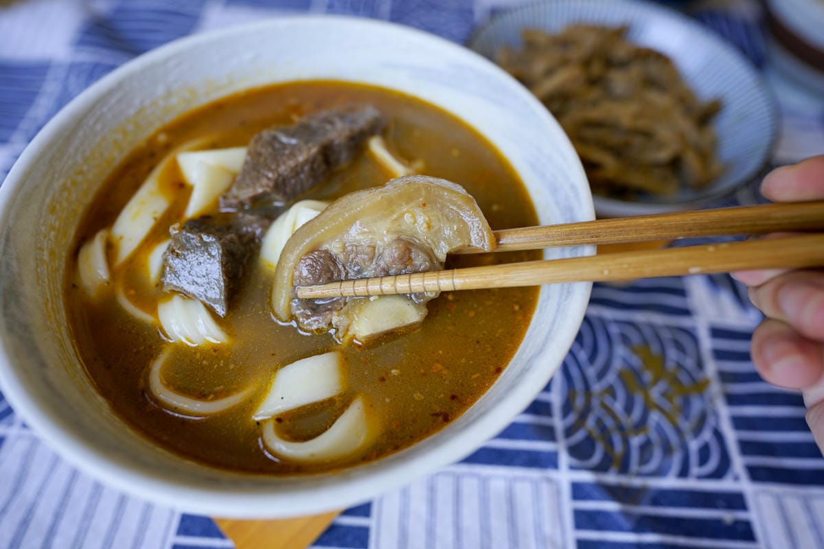 料理｜食徒 在家也能享受美味罌粟麻辣鍋 冷凍宅配料理包推薦！輕麻辣鍋底、牛尾牛肉麵、特製牛尾肉燥