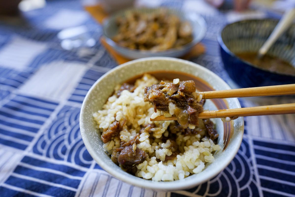 料理｜食徒 在家也能享受美味罌粟麻辣鍋 冷凍宅配料理包推薦！輕麻辣鍋底、牛尾牛肉麵、特製牛尾肉燥