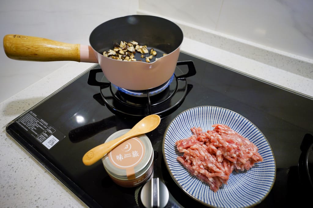 料理｜香料食譜分享-零失敗懶人料理 紐奧良香烤雞翅、迷迭香煎松阪豬、五香香菇滷肉 搭配味旅Spices Journey 台灣調味料專賣品牌