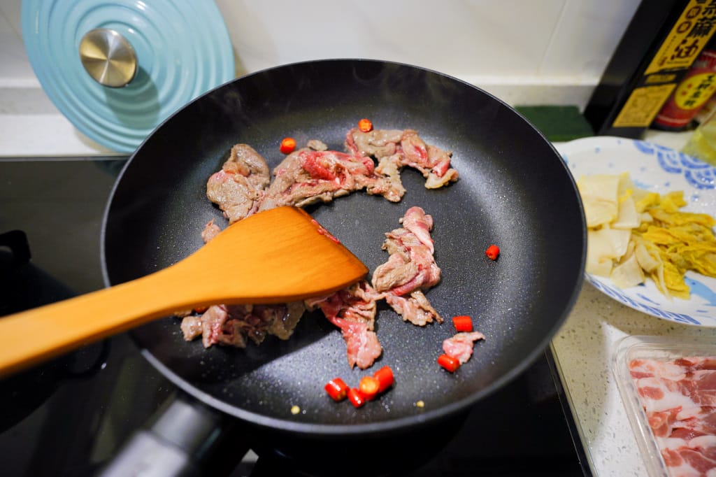 料理｜真果食希望手作坊 古法甕釀酸白菜 酸白菜料理食譜分享-酸菜白肉鍋、酸白菜炒肉片(牛肉、豬肉都可以)