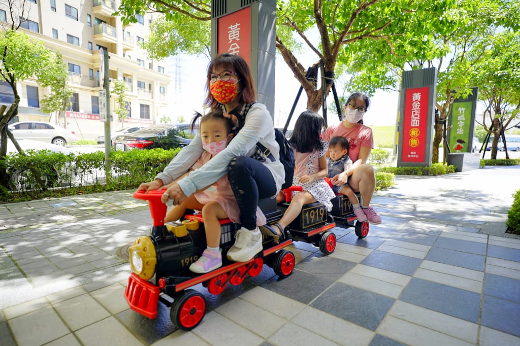育兒分享|小朋友最愛的電動小火車 兒童電動車-親子復古火車 傳說中的育兒神器 (遛孫神器) - 第10張圖 育兒分享|小朋友最愛的電動小火車 兒童電動車-親子復古火車 傳說中的育兒神器 (遛孫神器)