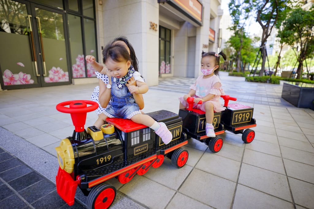 育兒分享|小朋友最愛的電動小火車 兒童電動車-親子復古火車 傳說中的育兒神器 (遛孫神器) - 第7張圖 育兒分享|小朋友最愛的電動小火車 兒童電動車-親子復古火車 傳說中的育兒神器 (遛孫神器)