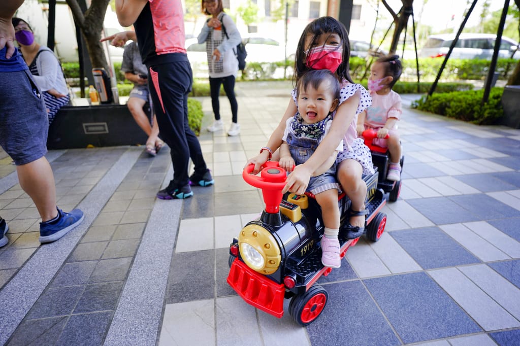 育兒分享|小朋友最愛的電動小火車 兒童電動車-親子復古火車 傳說中的育兒神器 (遛孫神器) - 第8張圖 育兒分享|小朋友最愛的電動小火車 兒童電動車-親子復古火車 傳說中的育兒神器 (遛孫神器)