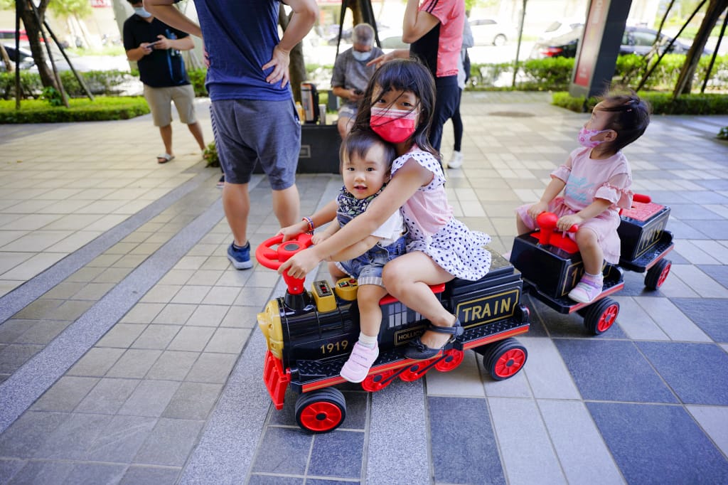 育兒分享|小朋友最愛的電動小火車 兒童電動車-親子復古火車 傳說中的育兒神器 (遛孫神器) - 第9張圖 育兒分享|小朋友最愛的電動小火車 兒童電動車-親子復古火車 傳說中的育兒神器 (遛孫神器)