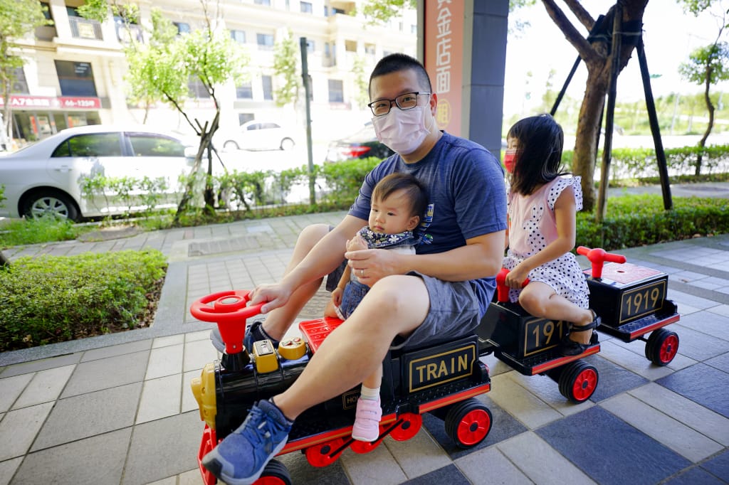 育兒分享|小朋友最愛的電動小火車 兒童電動車-親子復古火車 傳說中的育兒神器 (遛孫神器) - 第13張圖 育兒分享|小朋友最愛的電動小火車 兒童電動車-親子復古火車 傳說中的育兒神器 (遛孫神器)