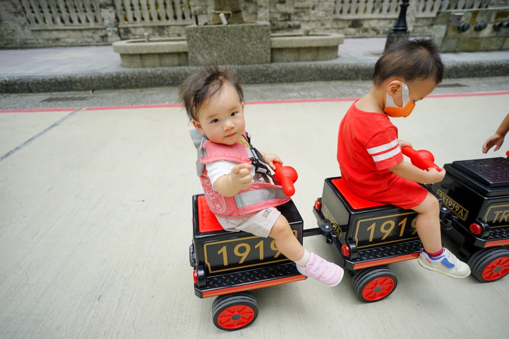 育兒分享｜小朋友最愛的電動小火車 兒童電動車-親子復古火車 傳說中的育兒神器 (遛孫神器)