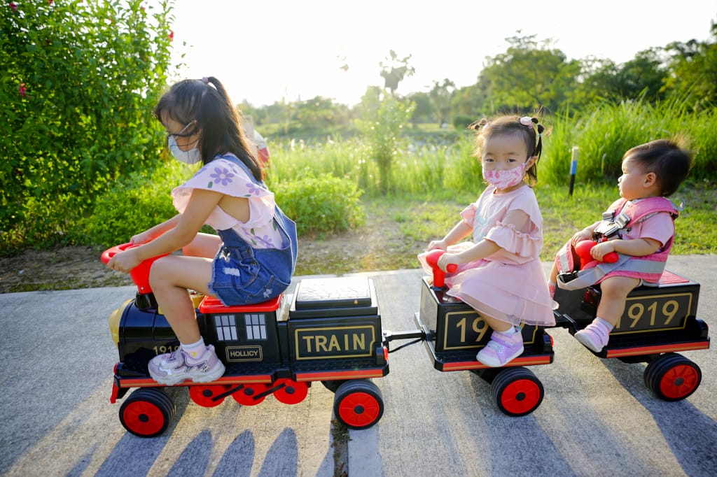 育兒分享|小朋友最愛的電動小火車 兒童電動車-親子復古火車 傳說中的育兒神器 (遛孫神器) - 第16張圖 育兒分享|小朋友最愛的電動小火車 兒童電動車-親子復古火車 傳說中的育兒神器 (遛孫神器)