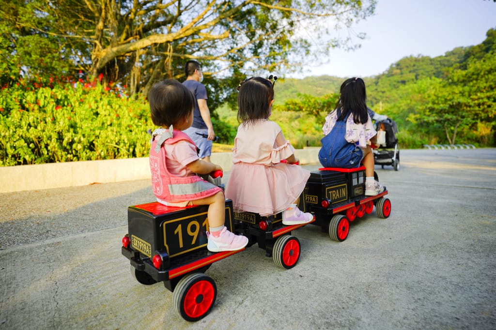 育兒分享|小朋友最愛的電動小火車 兒童電動車-親子復古火車 傳說中的育兒神器 (遛孫神器) - 第2張圖 育兒分享|小朋友最愛的電動小火車 兒童電動車-親子復古火車 傳說中的育兒神器 (遛孫神器)