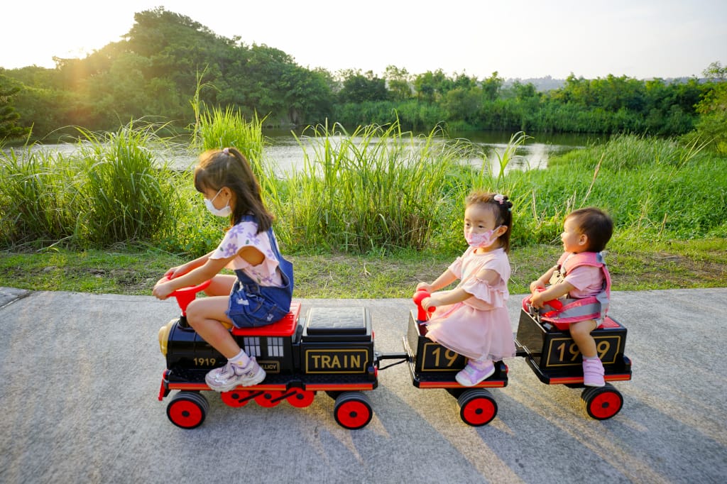 育兒分享|小朋友最愛的電動小火車 兒童電動車-親子復古火車 傳說中的育兒神器 (遛孫神器) - 第22張圖 育兒分享|小朋友最愛的電動小火車 兒童電動車-親子復古火車 傳說中的育兒神器 (遛孫神器)