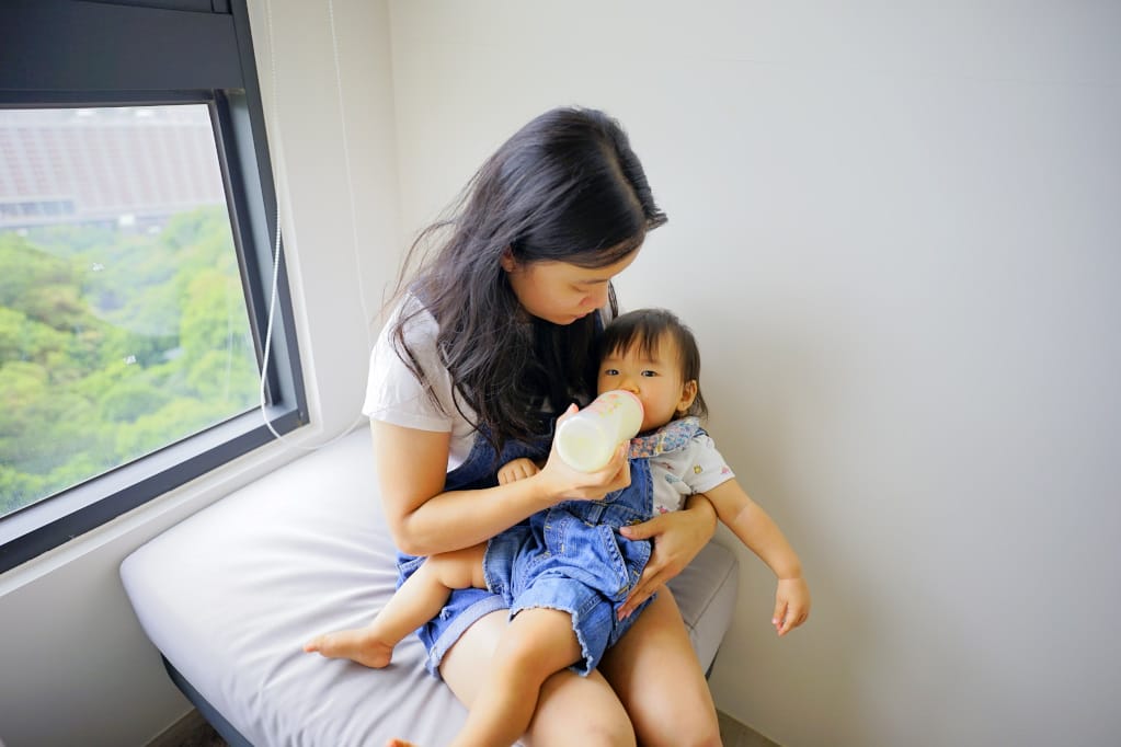 成長配方一轉三換奶分法：一次換vs 分次換。我覺得也要看寶寶的適應度，沒有對錯，而我們採取的作法是直接換奶。