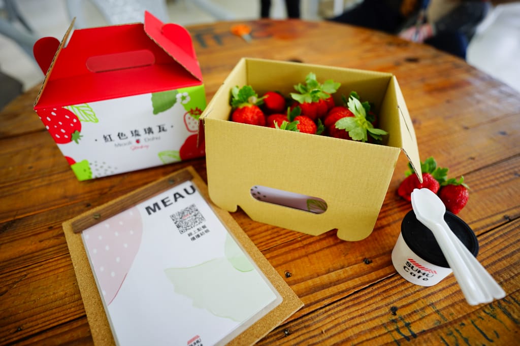 苗栗景點|大湖採草莓推薦!紅色琉璃瓦草莓園(高架草莓) 全新網美咖啡廳SUHU Café 現打草莓牛奶、自製草莓冰淇淋,打卡還送草莓果醬~ - 第31張圖 苗栗景點|大湖採草莓推薦!紅色琉璃瓦草莓園(高架草莓) 全新網美咖啡廳SUHU Café 現打草莓牛奶、自製草莓冰淇淋,打卡還送草莓果醬~