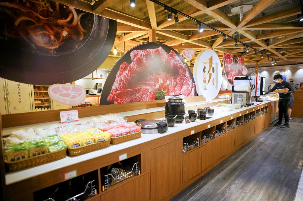 新北食記｜火鍋第一品牌「樂多多集團」旗下最狂排隊名店 肉多多火鍋來林口插旗（林口昕境店）肉多海鮮也多，還有吃到飽自助吧 林口美食火鍋推薦，肉多多進駐昕境廣場！